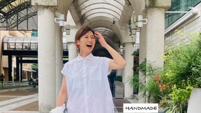 夏の白シャツ