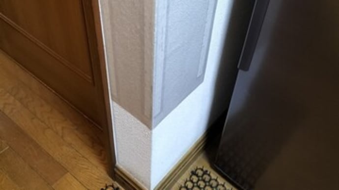猫の爪とぎで壁がボロボロだったのを100均グッズで補修した