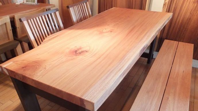 【一枚板テーブル、木の家具】梅雨の時期だからこそ、気を付けてほしい事とは？一枚板と木の家具の専門店エムズファニチャーです。
