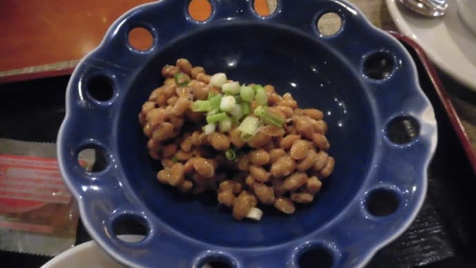 フィリピンの朝ご飯、納豆と目玉焼き