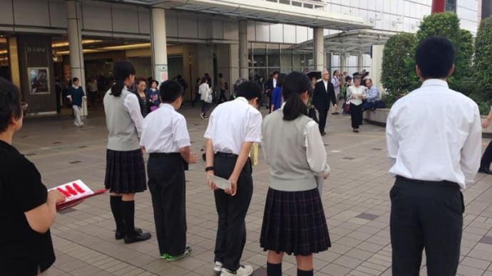 立川駅頭で赤い羽根募金に取り組み立川六中生徒会。すばらしい！