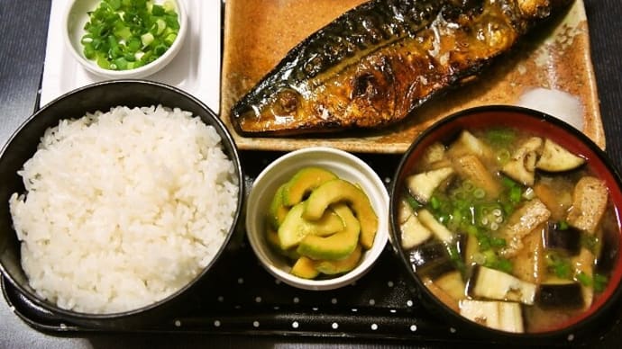 家で朝ご飯(ご飯はさがびよりに鯖の文化干し、納豆、ナスとオクラと油揚げのみそ汁、白うりの味噌漬け)(2021年7月23日)