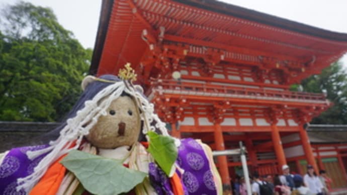 「下鴨神社」の「賀茂祭(葵祭)」の祭事のひとつ「走馬の儀」。勢いよく走る馬が、厄を祓い、気を浄めます。