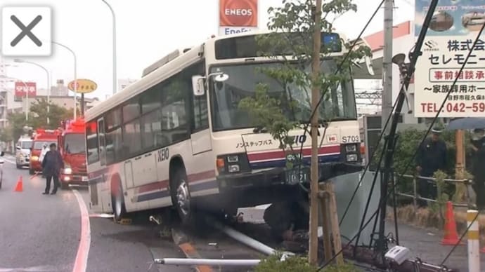 東京で京王バスが歩道に突っ込み、電柱を破壊