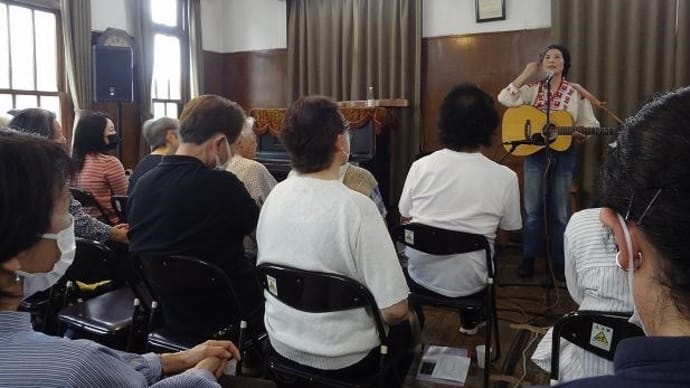 よしだよしこさんのコンサートが岡山・禁酒会館で開催されました。