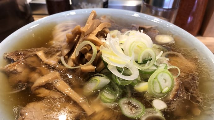 透明感のあるスープに多量のチャーシューに納得、新宿駅南口「シンちゃんラーメン」