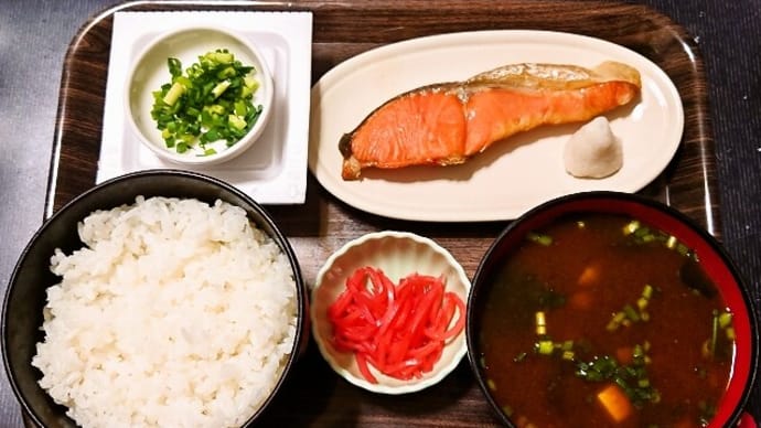 家で朝ごはん(ごはん、焼鮭、納豆、赤だしのなめこ汁、紅しょうが)(2024年6月21日)