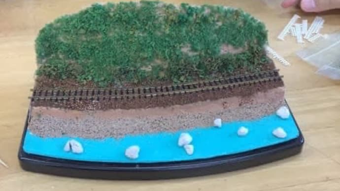 部員活動報告【1年生ジオラマ製作 山沿い(川沿い)の路線を作る③】