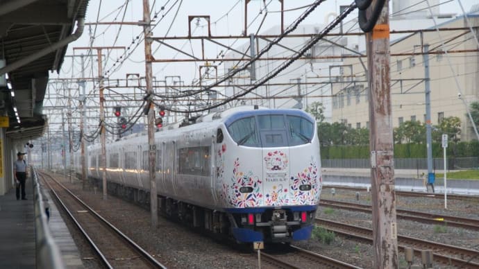 ハローキティ はるか【東海道線：吹田駅脇】　2019.JUL-(8)