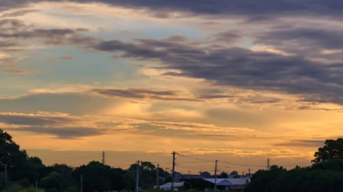07/Sep 朝焼けの空と鱗雲とエナガ