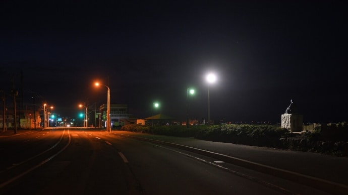今朝の啄木小公園 夜明け前の空の色が好き