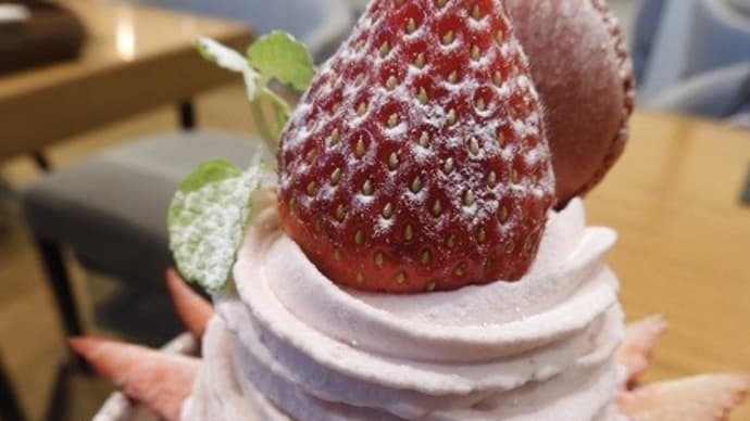 キハチ カフェ 日比谷シャンテ店  　`苺クリームパフェ’