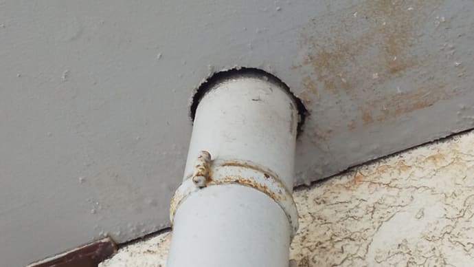 職場の配管と天井の隙間を埋める