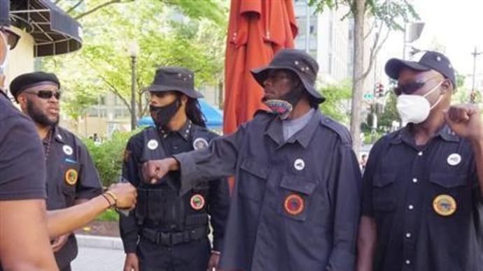 米首都デモに黒人過激組織「新ブラックパンサー党 New Black Panther Party」が参加