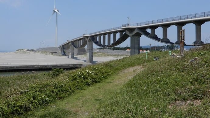 砂浜に小さな洲