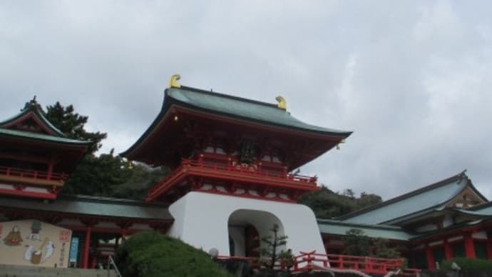赤間神宮さんに参拝に行ってきました・・・安徳天皇を祀る朱色が実に鮮やかな神社でした