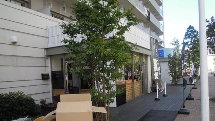 お目当てのラーメン店は南欧風、館の裏にありました!こちら見ると向こうが裏になるんです!