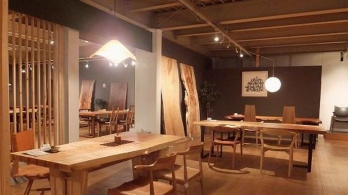 2633、空気が乾燥してくる季節、一枚板の注意点とは?人の乾燥対策とも実は似てて同じ事なんです。一枚板と木の家具の専門店エムズファニチャーです。