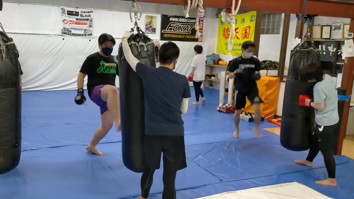 (月)キックボクシング初級19:00〜