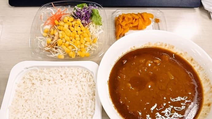 職場でランチ(レトルトご飯、レトルトカレー、コーンとツナのサラダ、つぼ漬け)(2021年10月27日)
