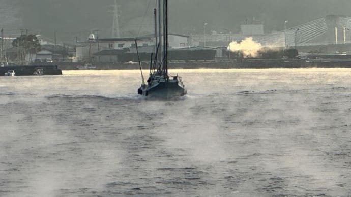 毛嵐の中の出航 計石港 うたせ船