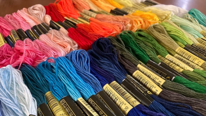 刺繍糸100色、ビエネッタとキャンプグッズ。