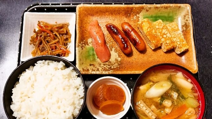 家で朝ご飯(新米・ふさおとめに玉子焼き・ウインナー・辛子明太子、きんぴらごぼう、野菜たっぷりみそ汁、大根の麦味噌漬)(2022年11月4日)