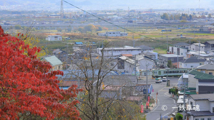 市街地の紅葉とキハ110