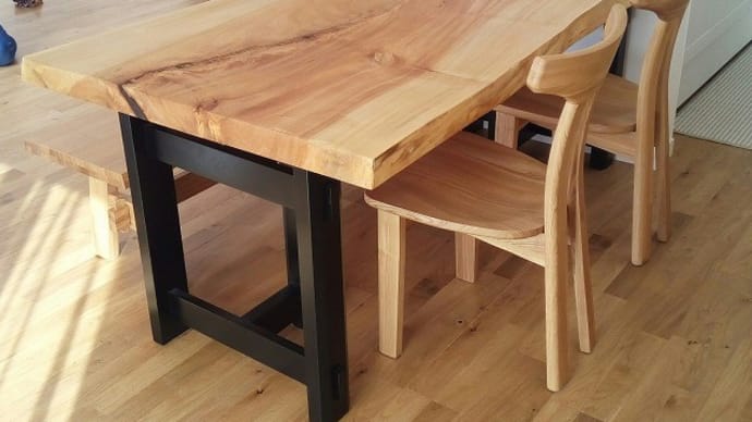 ４４、【ご新築のお客様宅へ】白木材の栃の一枚板テーブルをお届け。一枚板と木の家具の専門店エムズファニチャーです。