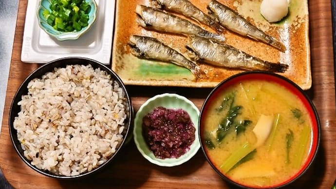 家で朝ごはん(五穀ごはんにメヒカリの塩焼、納豆、江戸菜とエリンギのみそ汁、刻みしば漬け)(2025年5月25日)