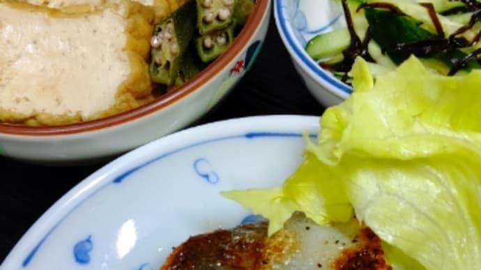 うちのごはん 鮭のムニエルと厚揚げの炊いたん(^o^)