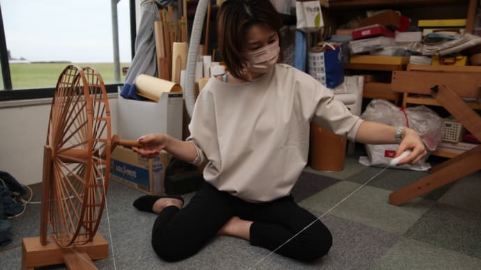 (株)三敬の社員研修で和綿を紡ぐ