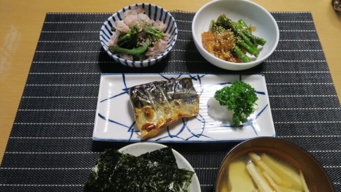 さばの焼き物とわらびのお浸しとアスパラの中華風炒めと味噌汁・・・炊屋食堂。