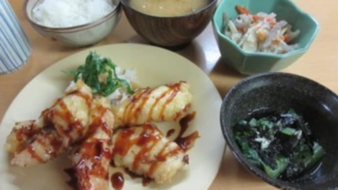 「ほたる2号館」、日替わりランチは、とり天定食。副菜も個性的