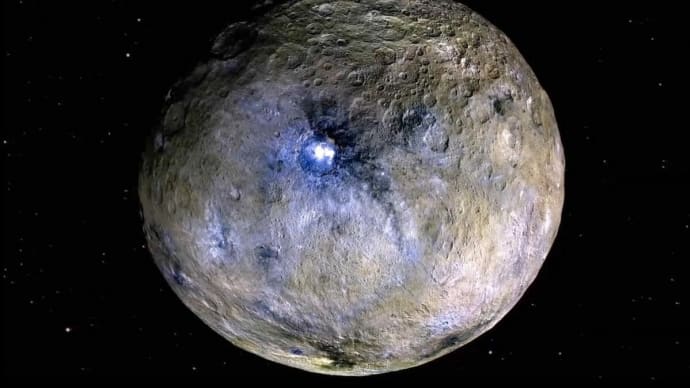 準惑星ケレスの内部には地下海があり、そこから塩水が表面に湧き上がっている。NASAの小惑星探査機“ドーン”の観測データから分かったこと。