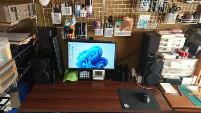 PCデスクの模様替え、モニターを台から降ろしてみた・・・・。