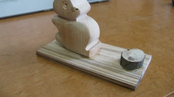 『狸のスマホ立て』