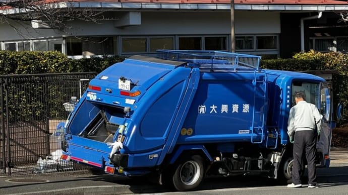 清掃車　東山田公園のウメ　スマホとデジカメで撮り比べ　