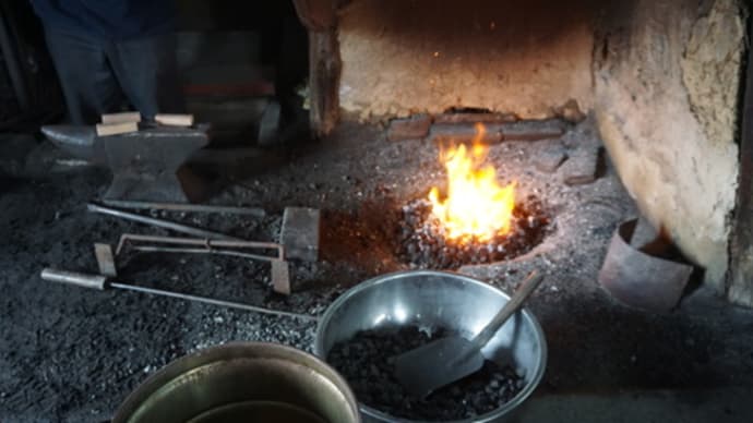 滋賀県高島に復活した古い鍛冶場の火入れ式へ。暮らしを支える鎌や鉈を昔ながらの技術で作る鍛冶場。