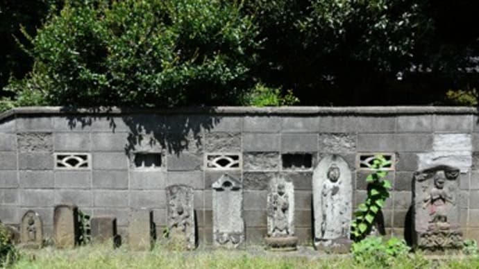 恩田薬師堂の石仏石塔