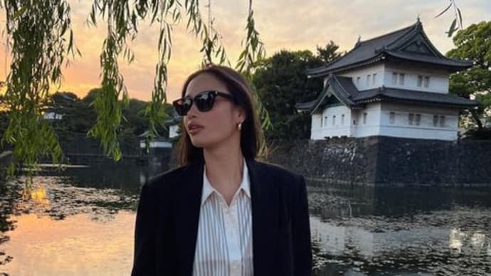 皇居前を散歩するケルシー・メリット