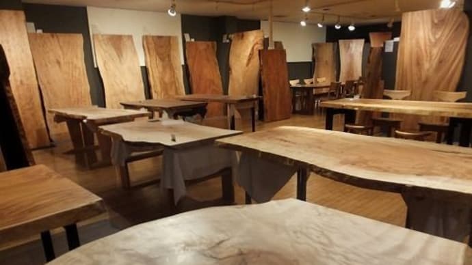 1689、営業時間終了後、静かな時間となり一枚板の仕上げの作業中に思う事~続編。一枚板と木の家具の専門店エムズファニチャーです。