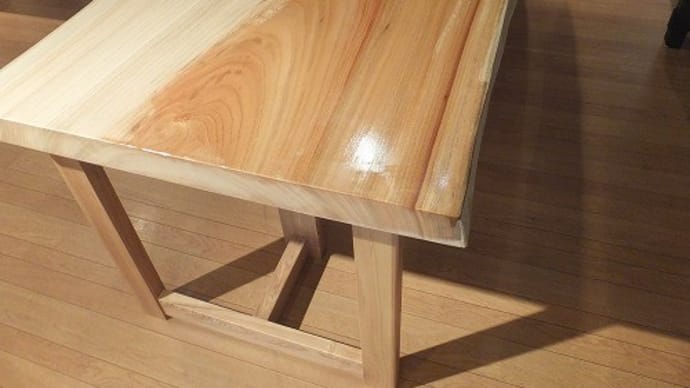 ２９１、秋のお出掛け日和のいい季節。木のテーブルのオイルメンテナンスにもいい季節なんです。一枚板と木の家具の専門店エムズファニチャーです。