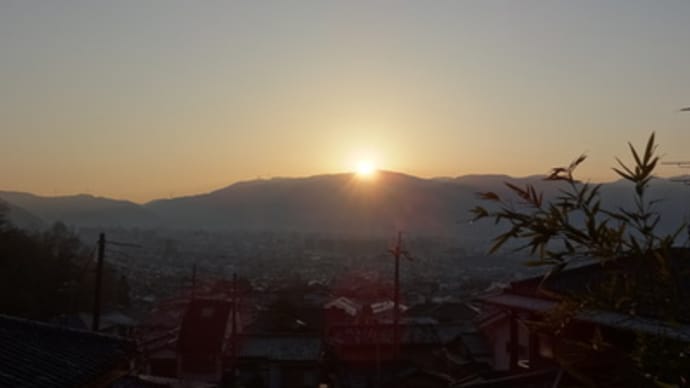 京都・東山の朝日