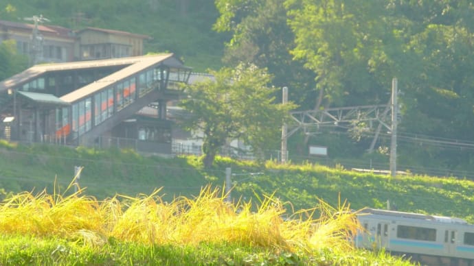 信州更級・・・稔りの秋・・・JR篠ノ井線姨捨駅と・・・姨捨の棚田の見える風景
