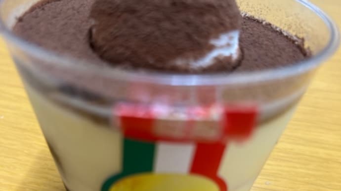 セブンイレブンスイーツ 紅茶ジュレと桃のパンナコッタとイタリアンティラミス