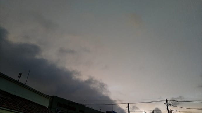 晴れと雨の境界線 台風接近 虹も見えました。