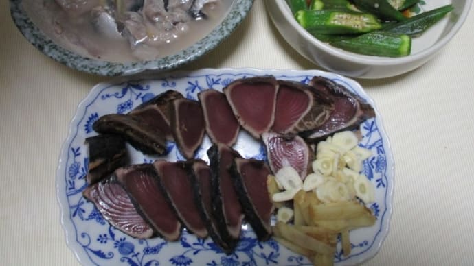 質素に少量-今日も元気----カツオのたたき、イワシの酢締め、ピザ、ざる蕎麦、プルコギ、パイナップル、キーウィ、杏子等