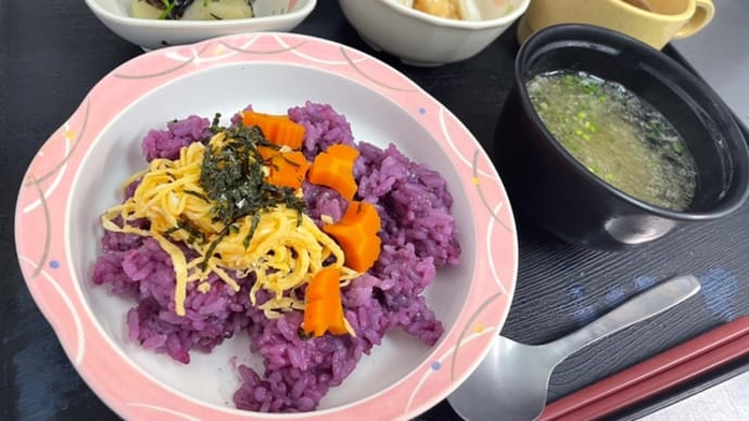 施設ごはん『ブルーベリーちらし寿司』