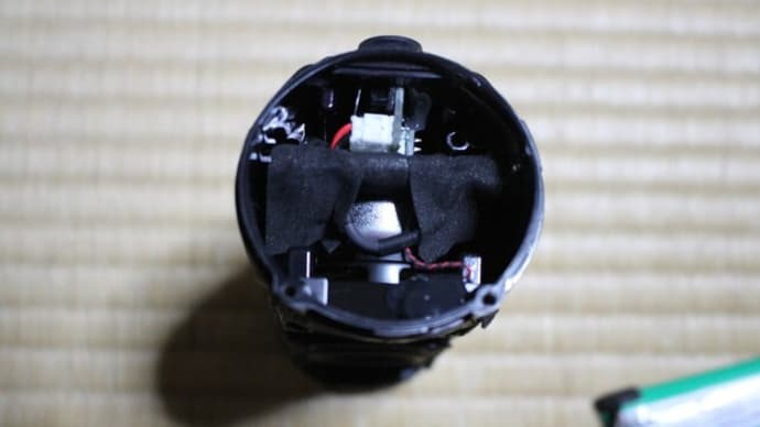 JBL FLIP4 バッテリー交換に再チャレンジ!! サイドの蓋、外れた!!3 バッテリーも外れた!!